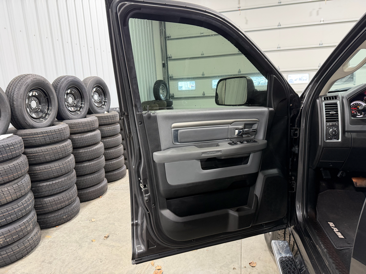 RAM 3500 Big Horn 4x4 Crew Cab 8' Box 2018