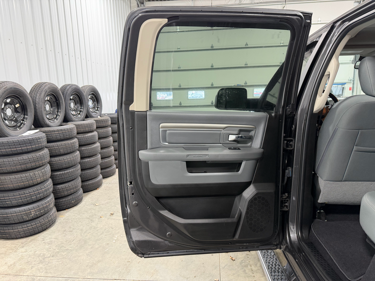 RAM 3500 Big Horn 4x4 Crew Cab 8' Box 2018