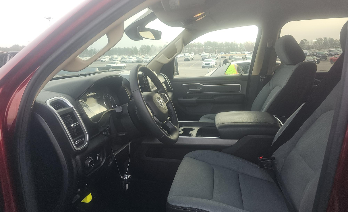 RAM 1500 Big Horn 4x4 Crew Cab 5'7" Box 2020