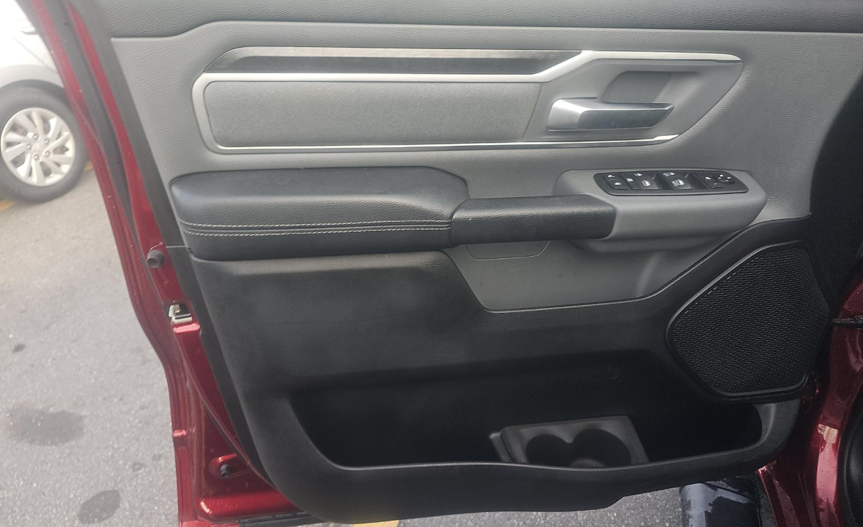 RAM 1500 Big Horn 4x4 Crew Cab 5'7" Box 2020