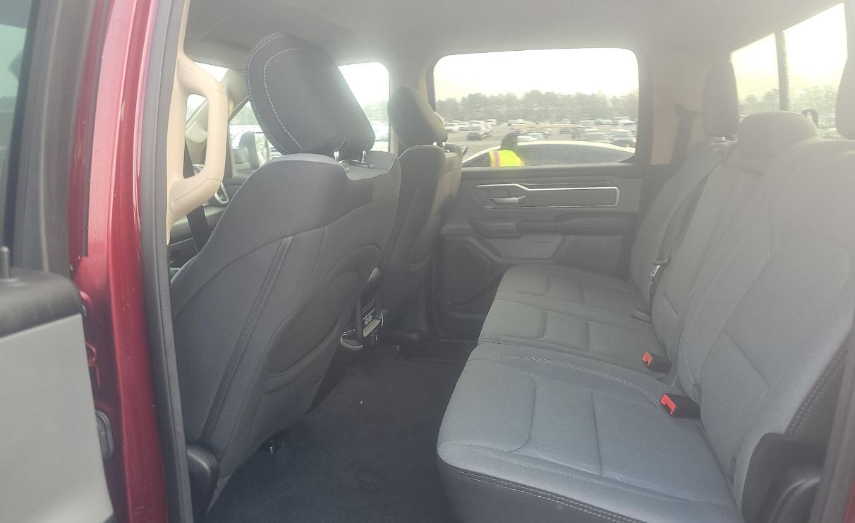 RAM 1500 Big Horn 4x4 Crew Cab 5'7" Box 2020