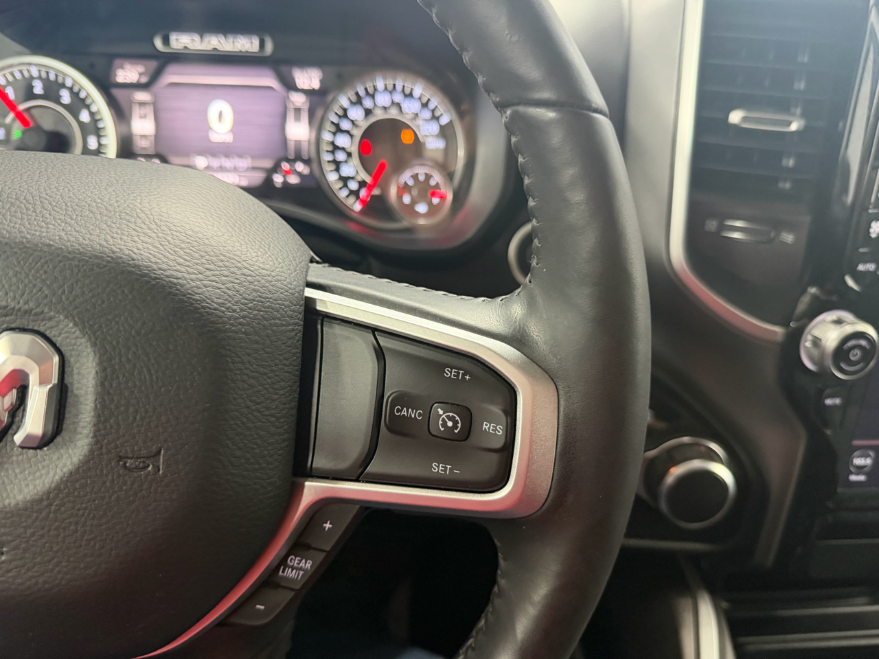 RAM 1500 Big Horn 4x4 Crew Cab 5'7" Box 2020