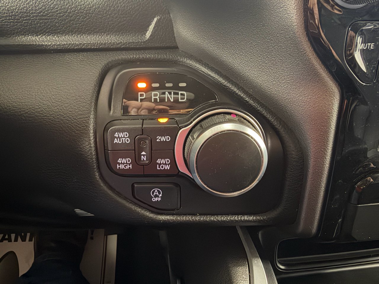 RAM 1500 Big Horn 4x4 Crew Cab 5'7" Box 2020