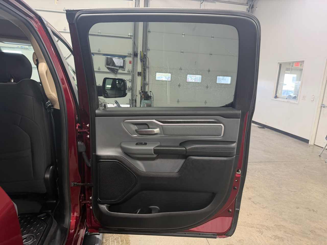 RAM 1500 Big Horn 4x4 Crew Cab 5'7" Box 2020