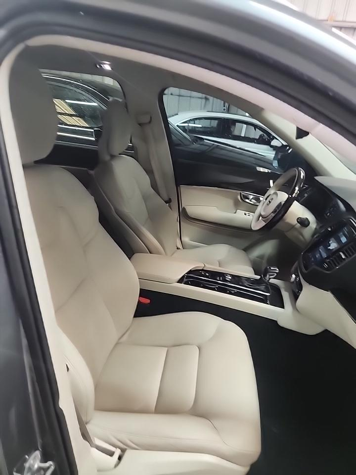 Volvo XC90 T6 AWD 7-Passenger Momentum 2018