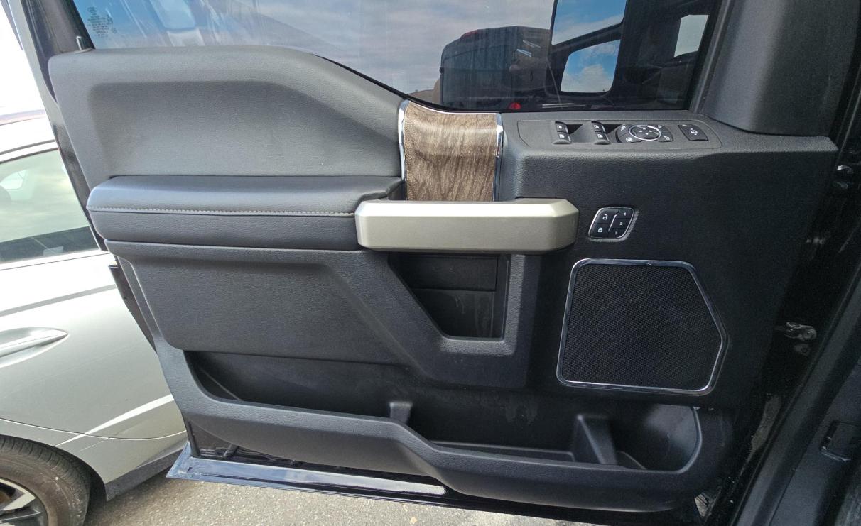 Ford Super Duty F-250 SRW Lariat 4WD Crew Cab 8' Box 2017