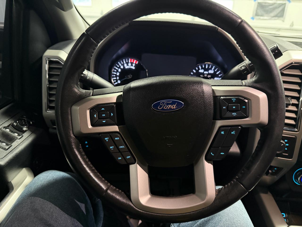 Ford Super Duty F-250 SRW Lariat 4WD Crew Cab 8' Box 2017