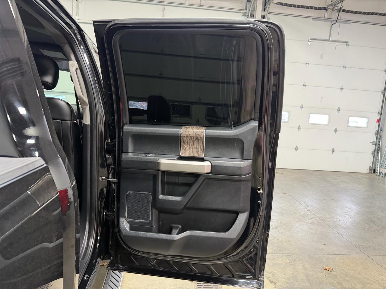 Ford Super Duty F-250 SRW Lariat 4WD Crew Cab 8' Box 2017