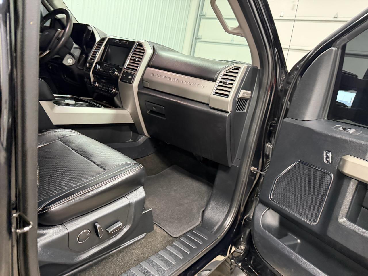 Ford Super Duty F-250 SRW Lariat 4WD Crew Cab 8' Box 2017