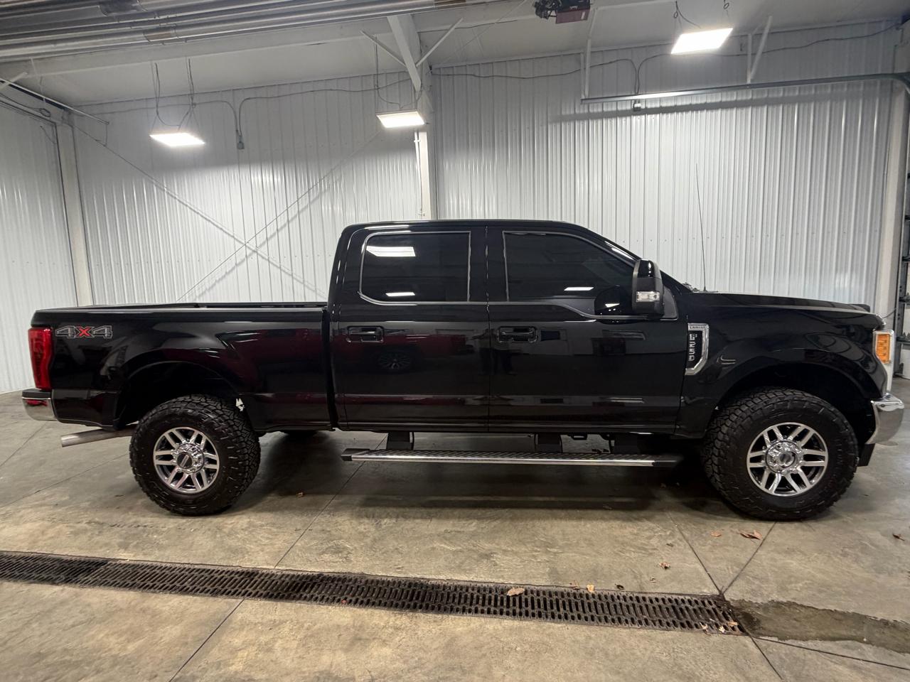 Ford Super Duty F-250 SRW Lariat 4WD Crew Cab 8' Box 2017