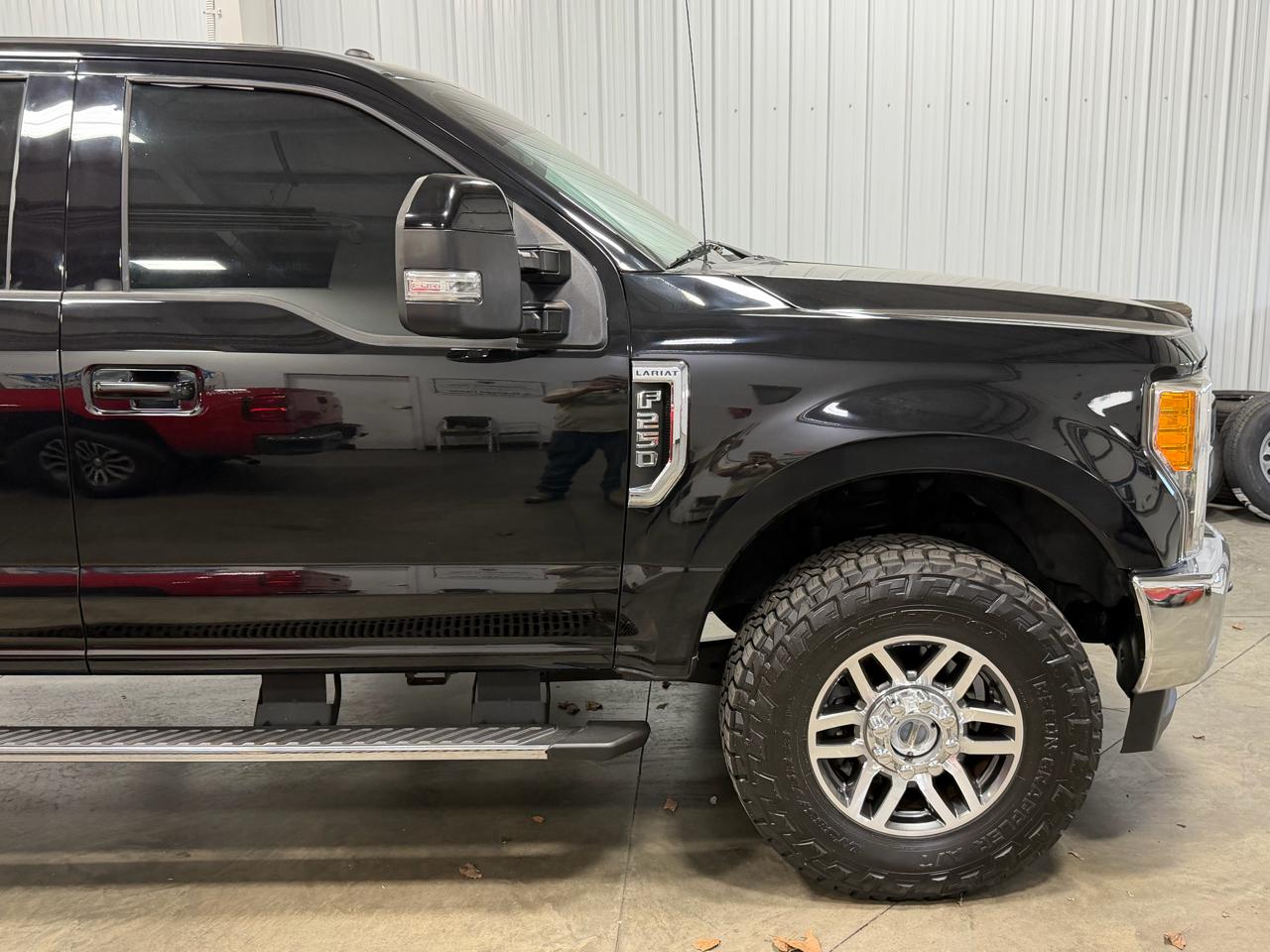 Ford Super Duty F-250 SRW Lariat 4WD Crew Cab 8' Box 2017