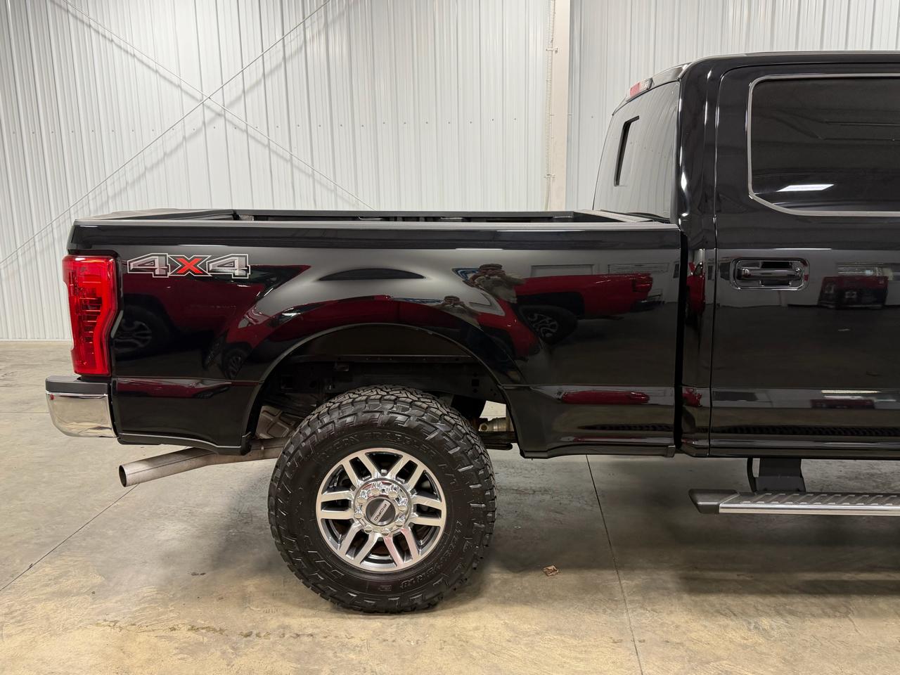 Ford Super Duty F-250 SRW Lariat 4WD Crew Cab 8' Box 2017