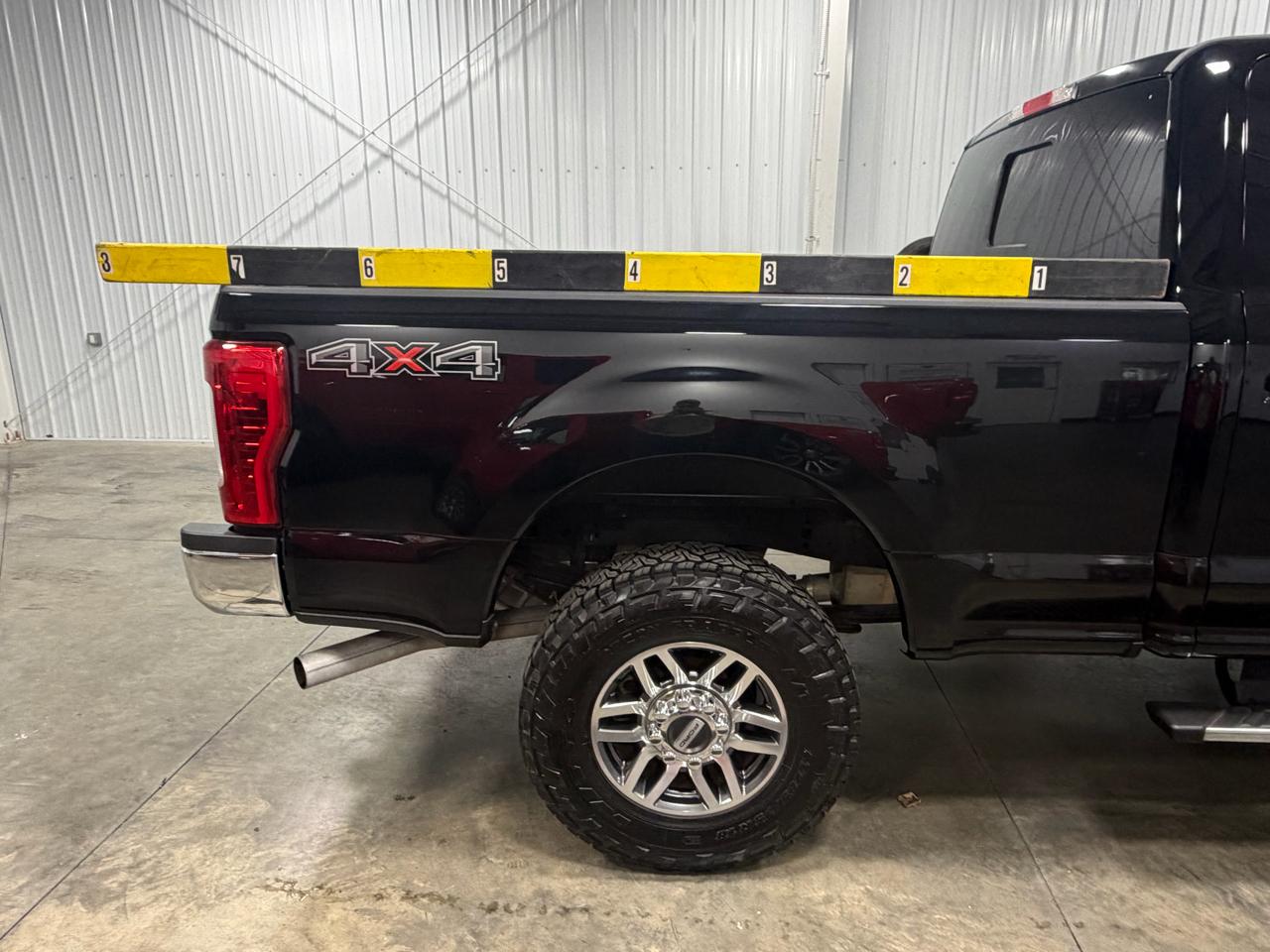 Ford Super Duty F-250 SRW Lariat 4WD Crew Cab 8' Box 2017