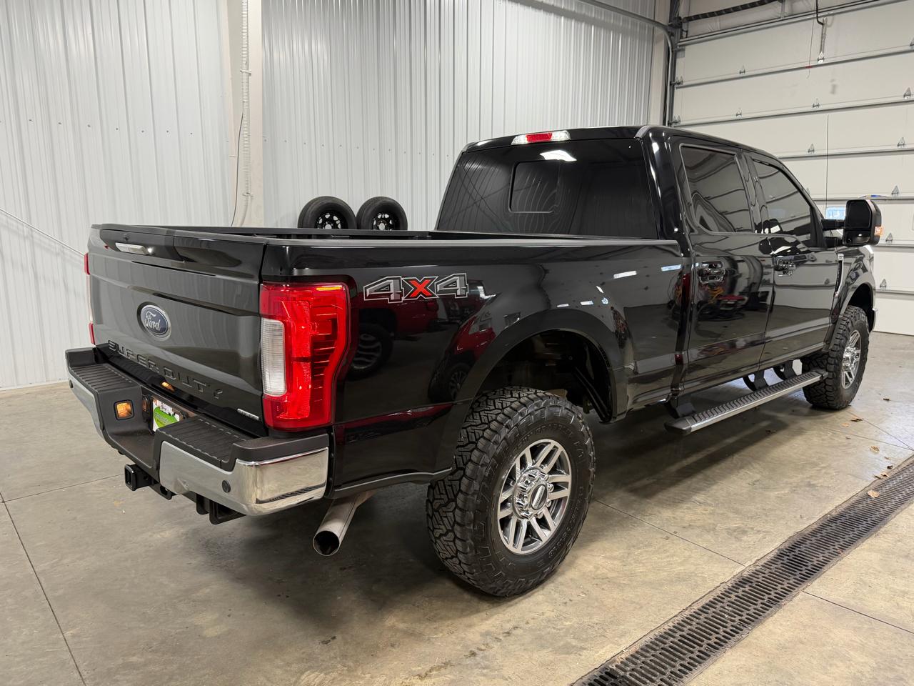 Ford Super Duty F-250 SRW Lariat 4WD Crew Cab 8' Box 2017
