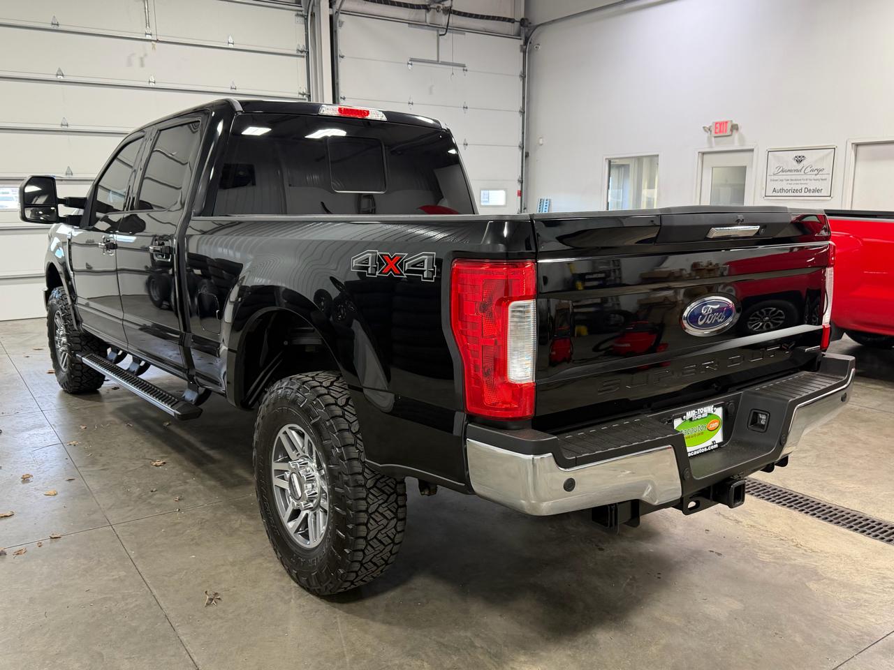 Ford Super Duty F-250 SRW Lariat 4WD Crew Cab 8' Box 2017