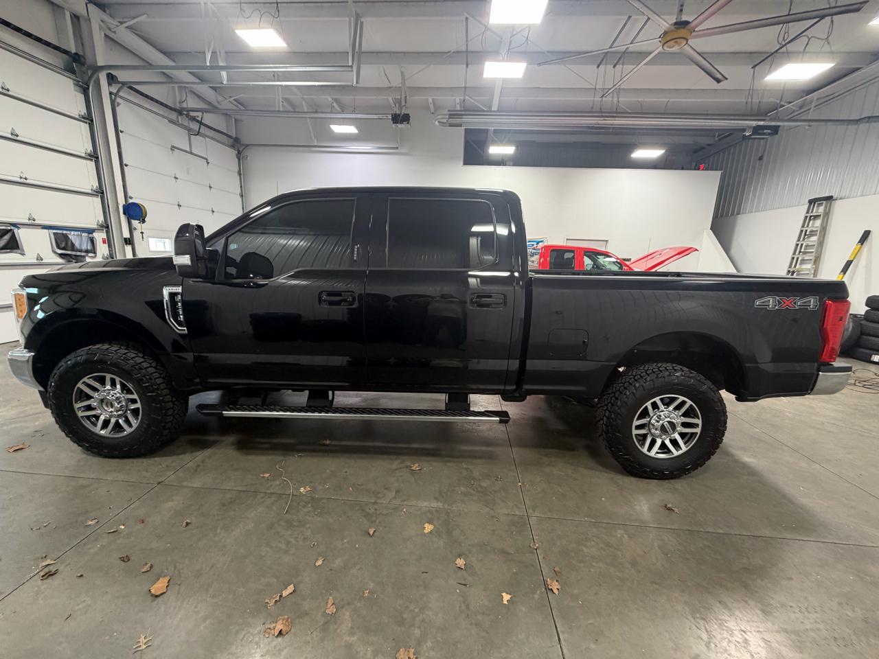 Ford Super Duty F-250 SRW Lariat 4WD Crew Cab 8' Box 2017