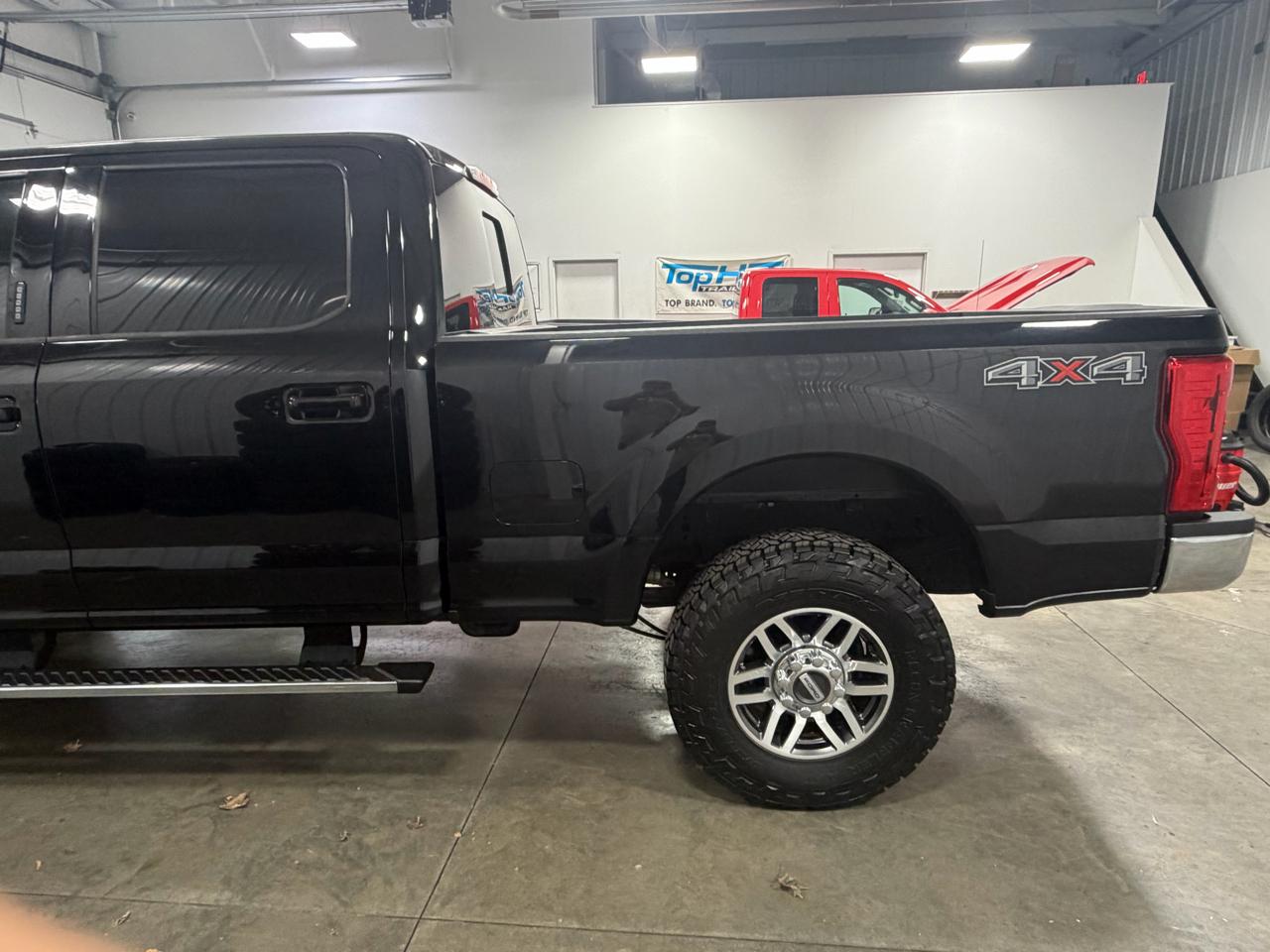 Ford Super Duty F-250 SRW Lariat 4WD Crew Cab 8' Box 2017