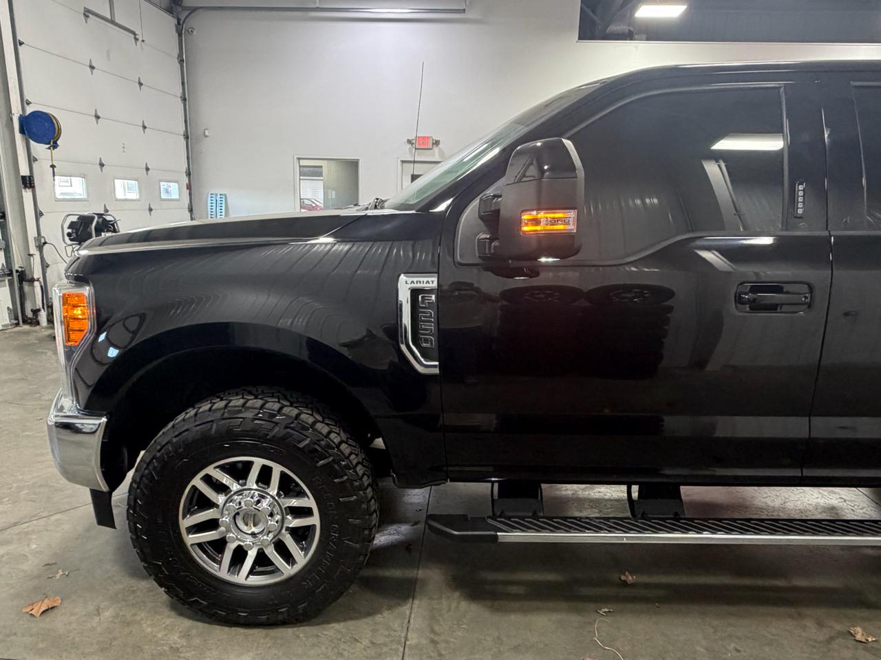 Ford Super Duty F-250 SRW Lariat 4WD Crew Cab 8' Box 2017