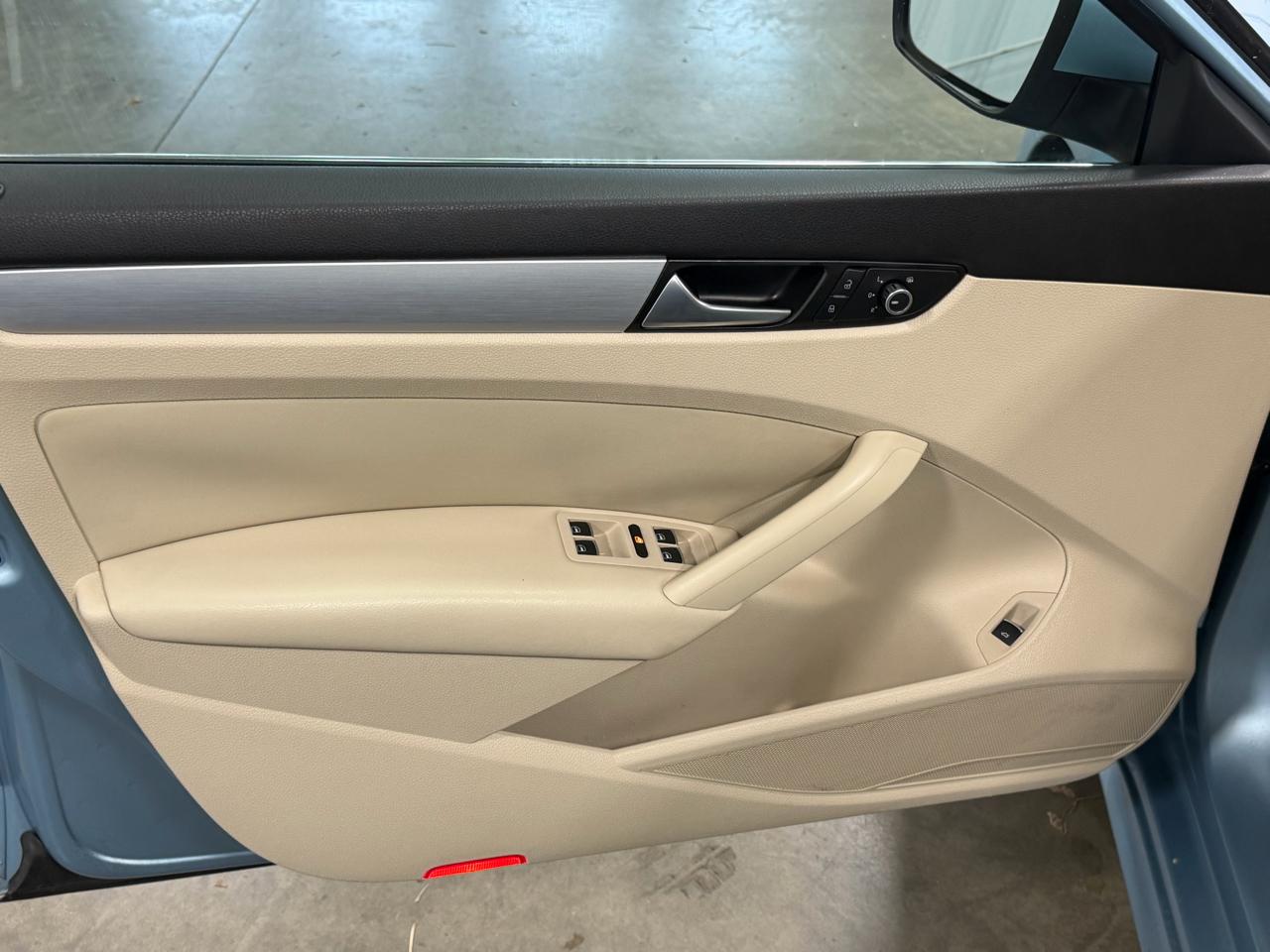 Volkswagen Passat 4dr Sdn 2.5L Auto SE 2013