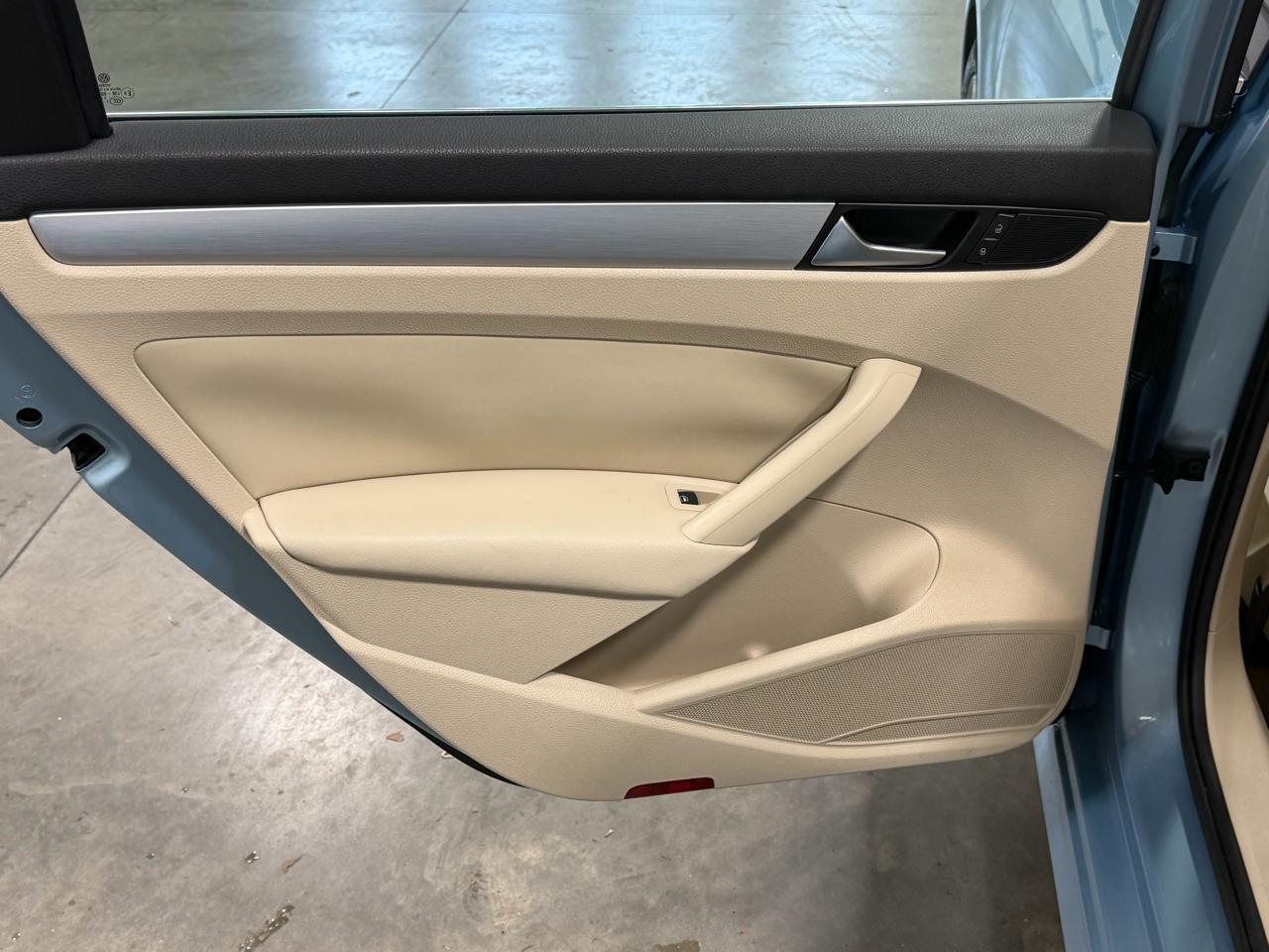 Volkswagen Passat 4dr Sdn 2.5L Auto SE 2013