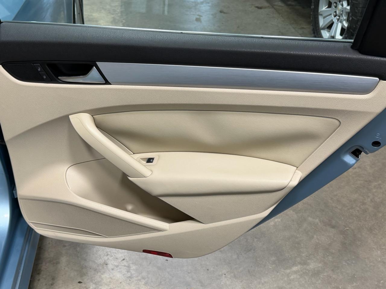 Volkswagen Passat 4dr Sdn 2.5L Auto SE 2013