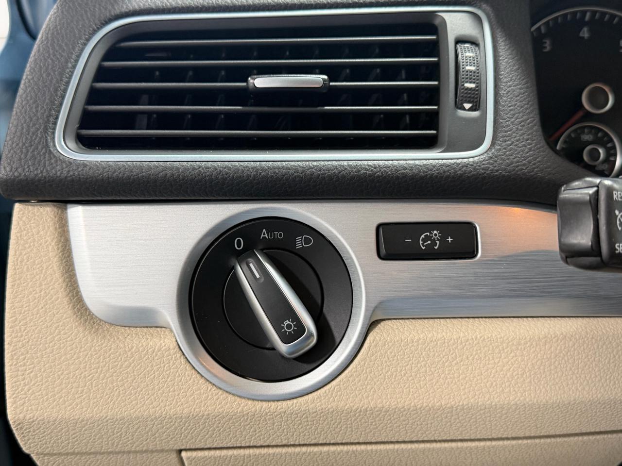 Volkswagen Passat 4dr Sdn 2.5L Auto SE 2013