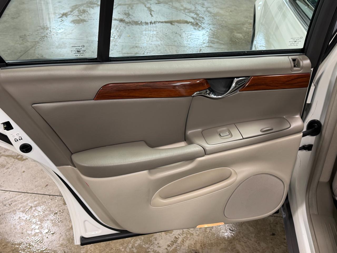 Cadillac DeVille 4dr Sdn w/Livery Pkg 2005