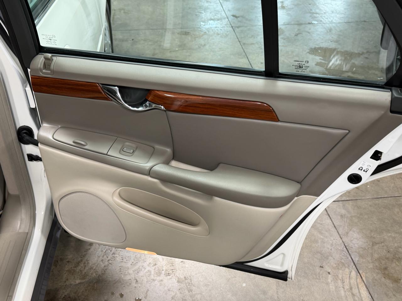 Cadillac DeVille 4dr Sdn w/Livery Pkg 2005