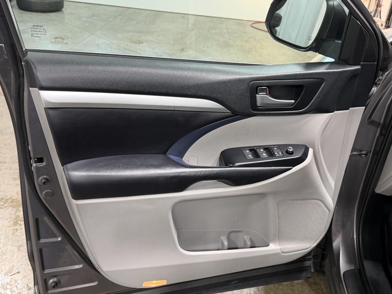 Toyota Highlander Hybrid XLE V6 AWD (Natl) 2019