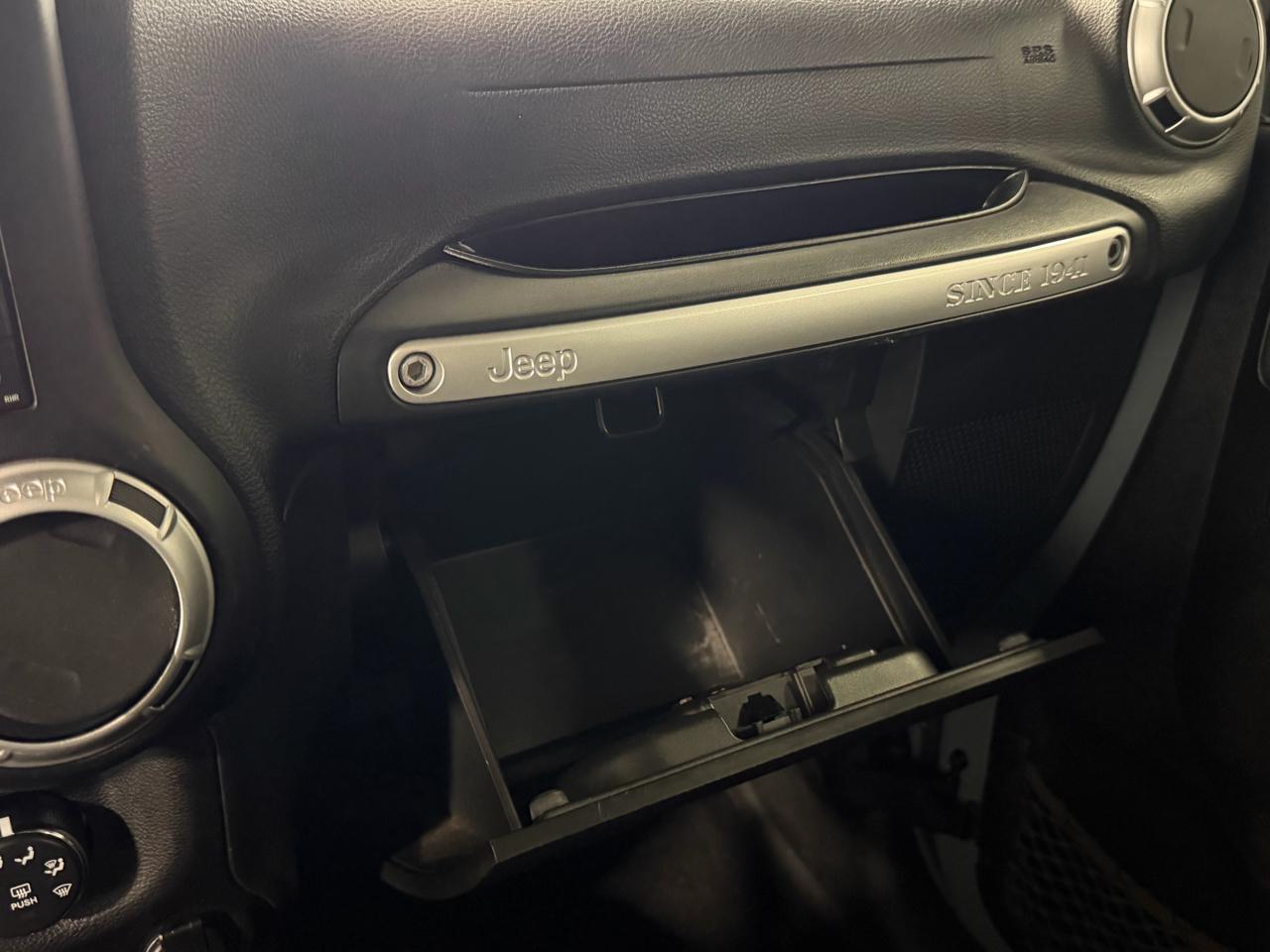 Jeep Wrangler Unlimited 4WD 4dr Sahara 2015