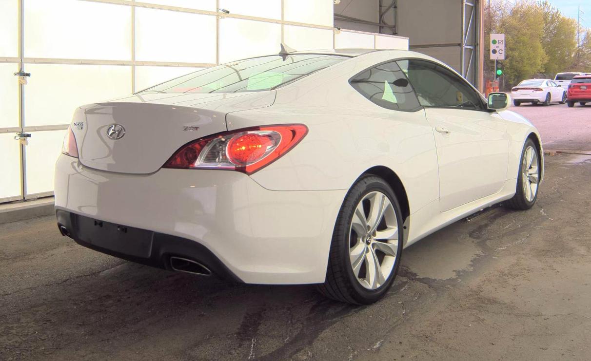 Hyundai Genesis Coupe 2dr I4 2.0T Auto Premium 2012