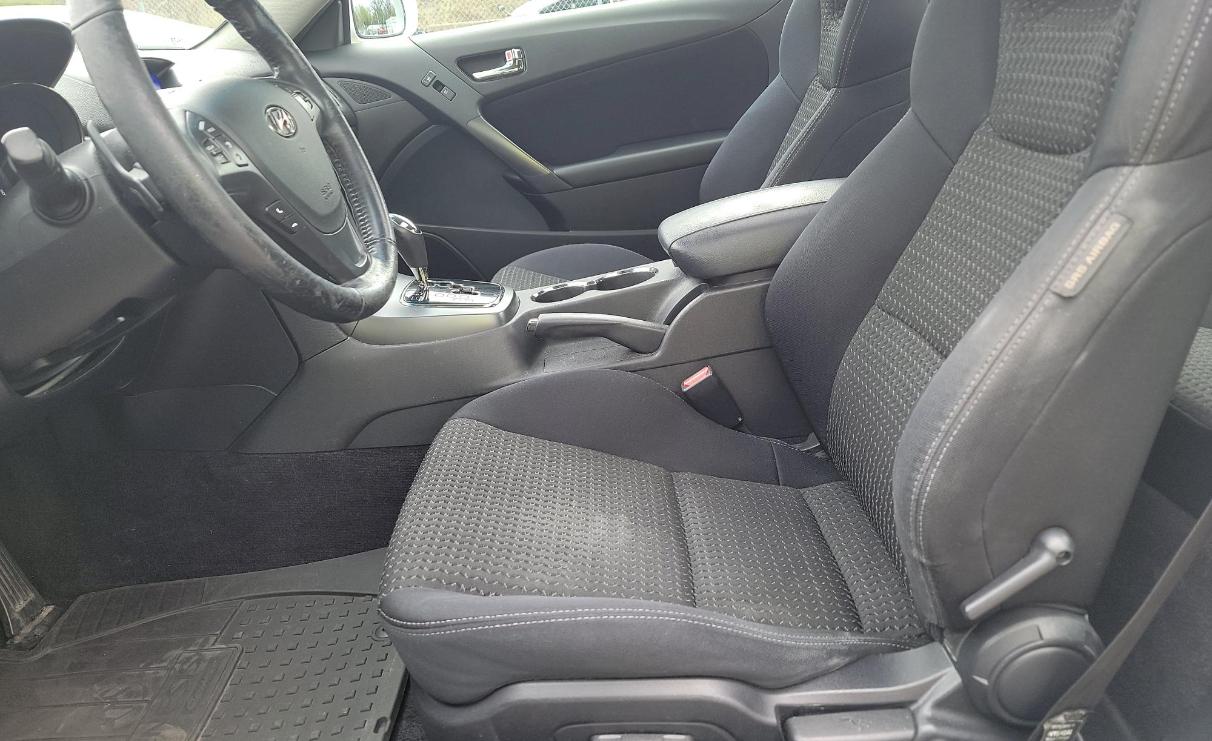 Hyundai Genesis Coupe 2dr I4 2.0T Auto Premium 2012