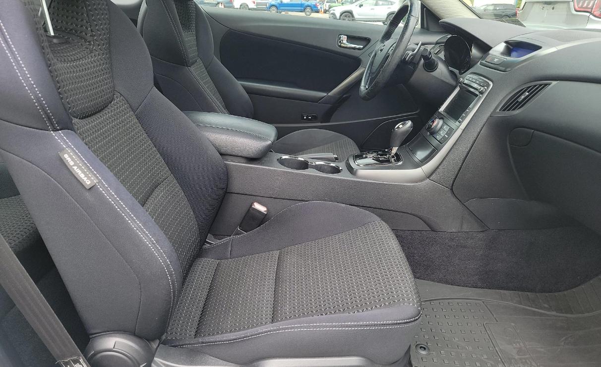 Hyundai Genesis Coupe 2dr I4 2.0T Auto Premium 2012