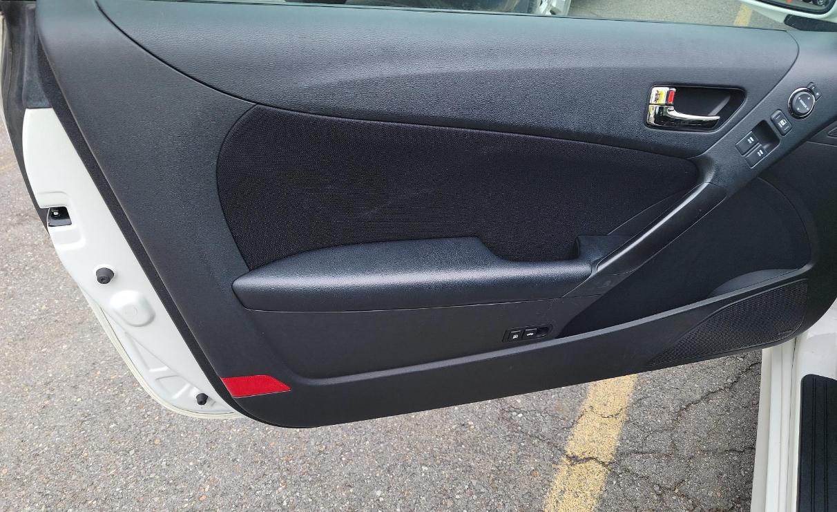 Hyundai Genesis Coupe 2dr I4 2.0T Auto Premium 2012