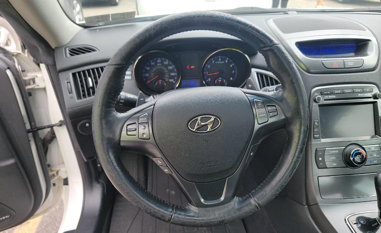 Hyundai Genesis Coupe 2dr I4 2.0T Auto Premium 2012