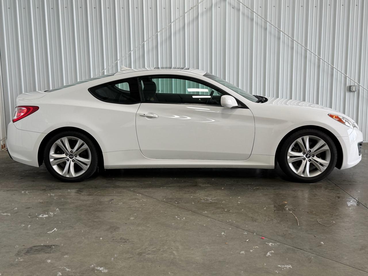 Hyundai Genesis Coupe 2dr I4 2.0T Auto Premium 2012