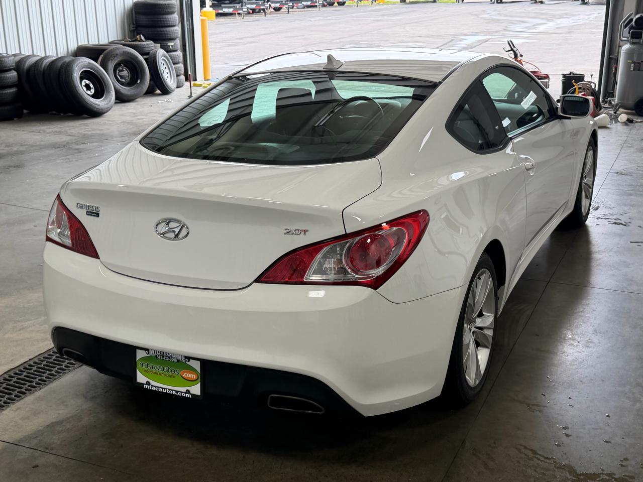 Hyundai Genesis Coupe 2dr I4 2.0T Auto Premium 2012