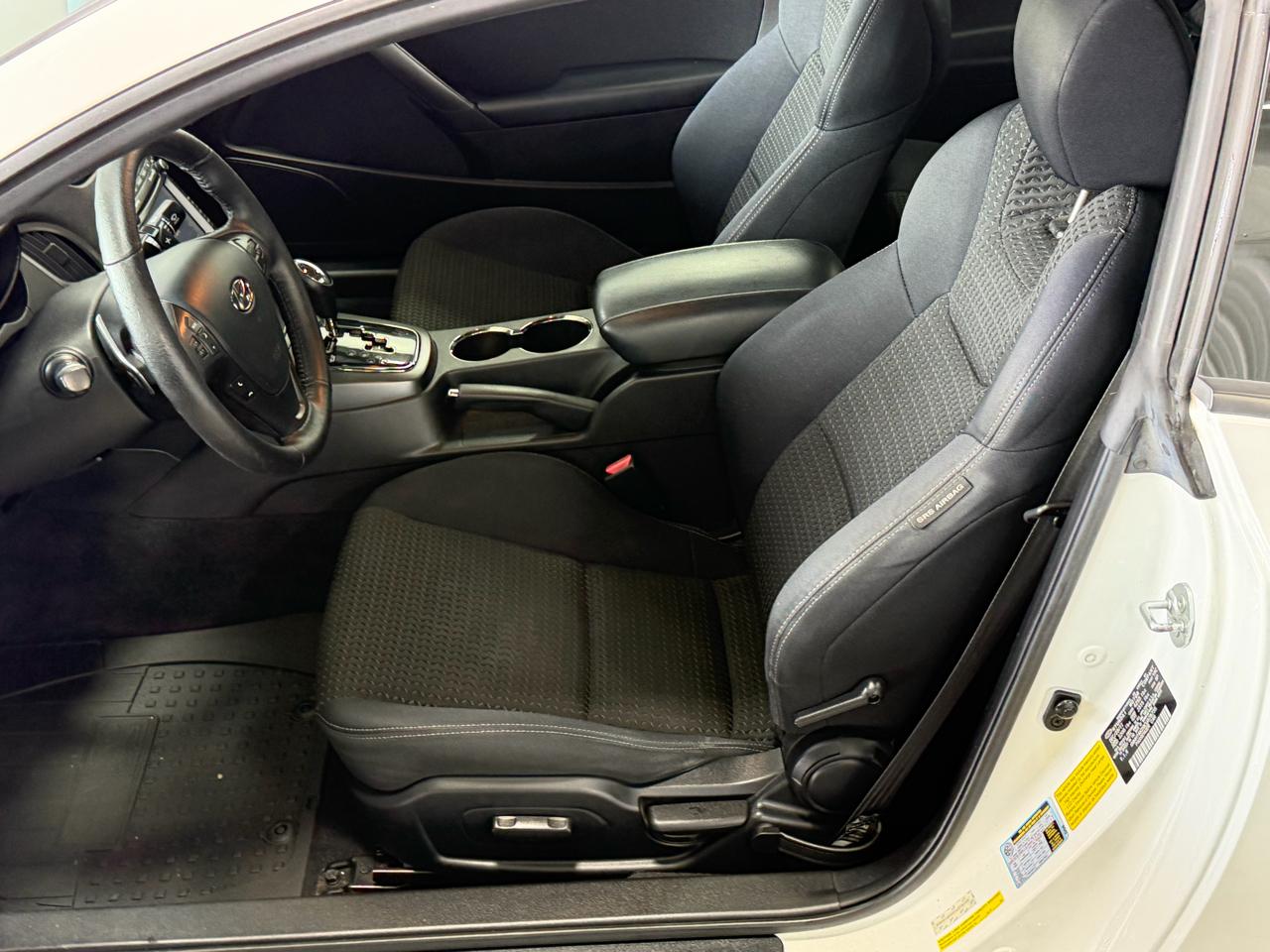 Hyundai Genesis Coupe 2dr I4 2.0T Auto Premium 2012