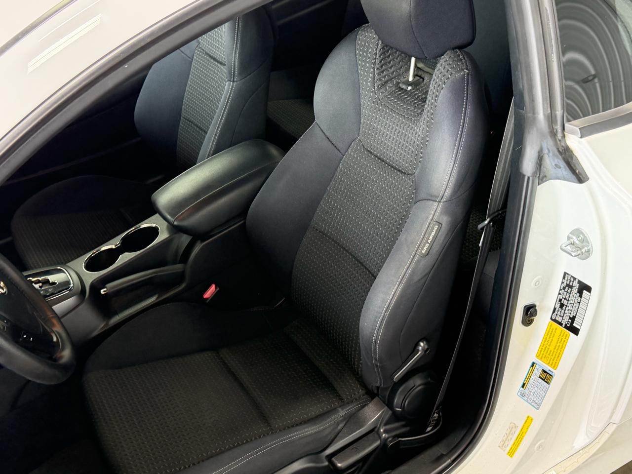 Hyundai Genesis Coupe 2dr I4 2.0T Auto Premium 2012