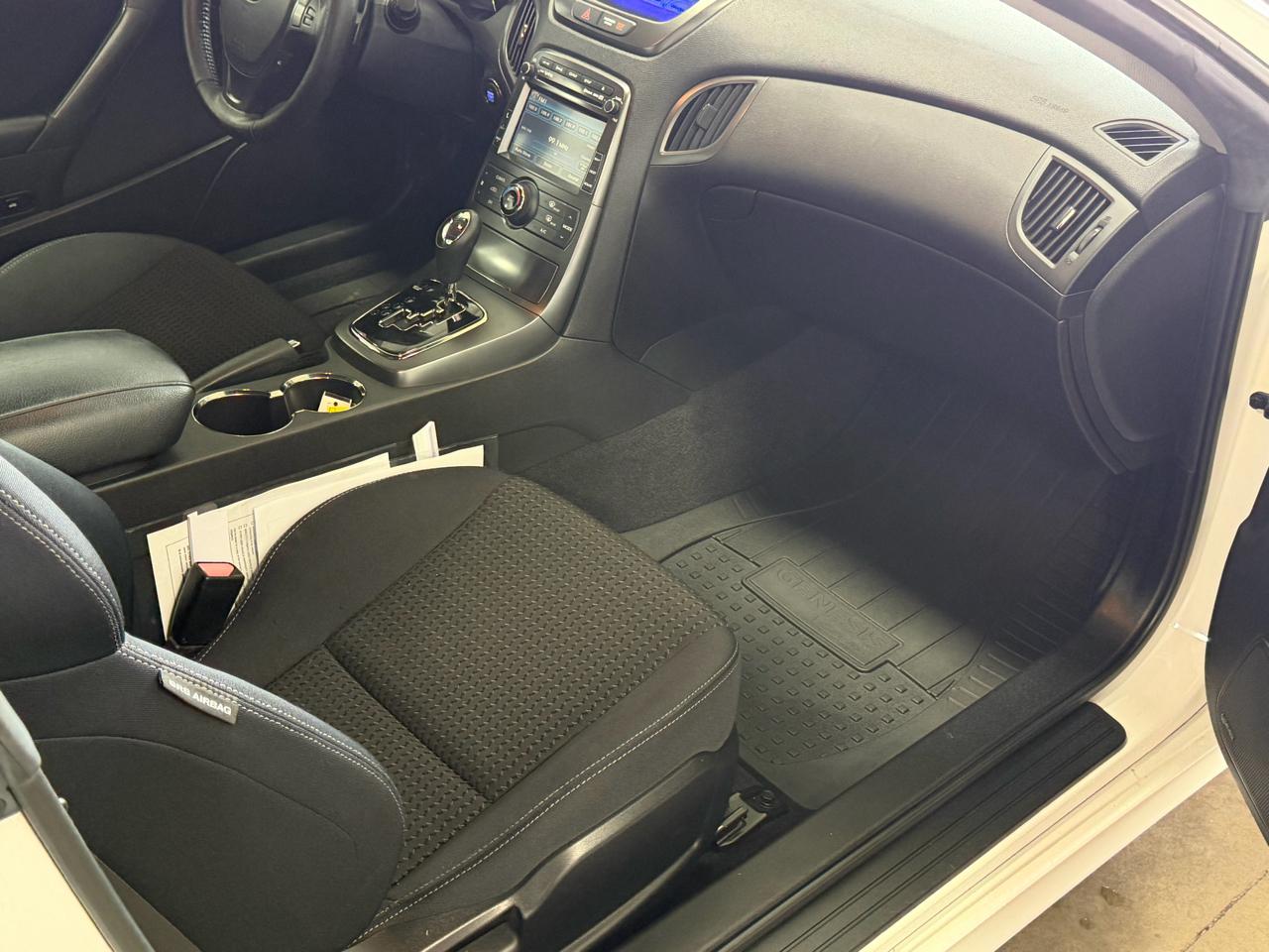 Hyundai Genesis Coupe 2dr I4 2.0T Auto Premium 2012