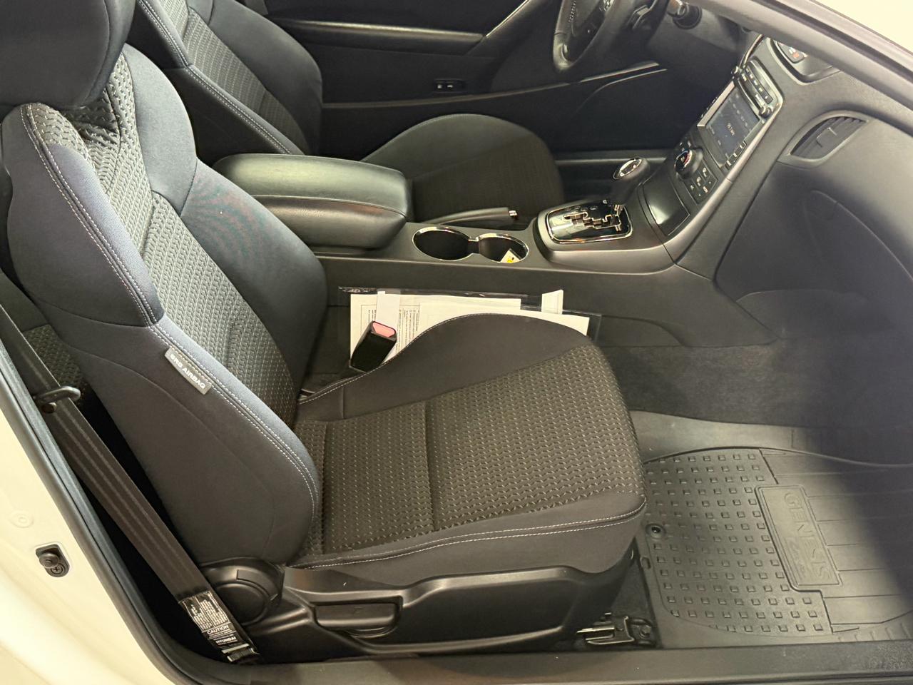 Hyundai Genesis Coupe 2dr I4 2.0T Auto Premium 2012