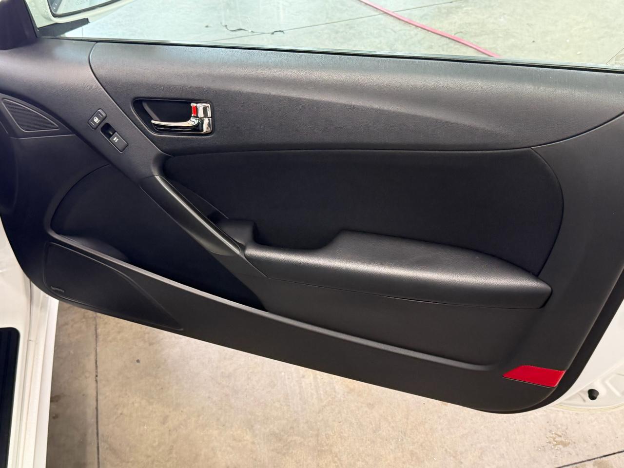 Hyundai Genesis Coupe 2dr I4 2.0T Auto Premium 2012