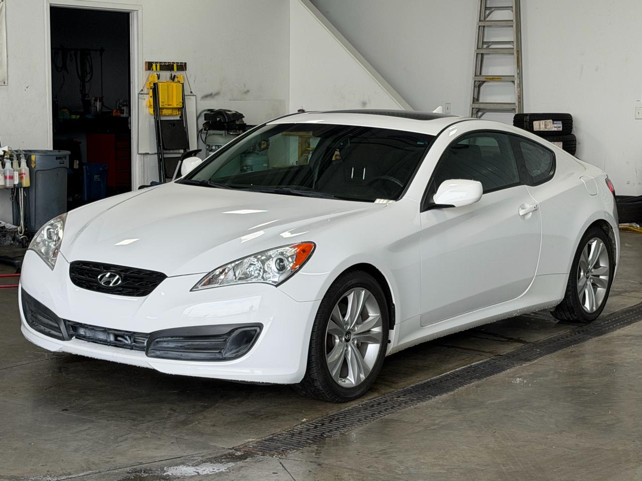 Hyundai Genesis Coupe 2dr I4 2.0T Auto Premium 2012