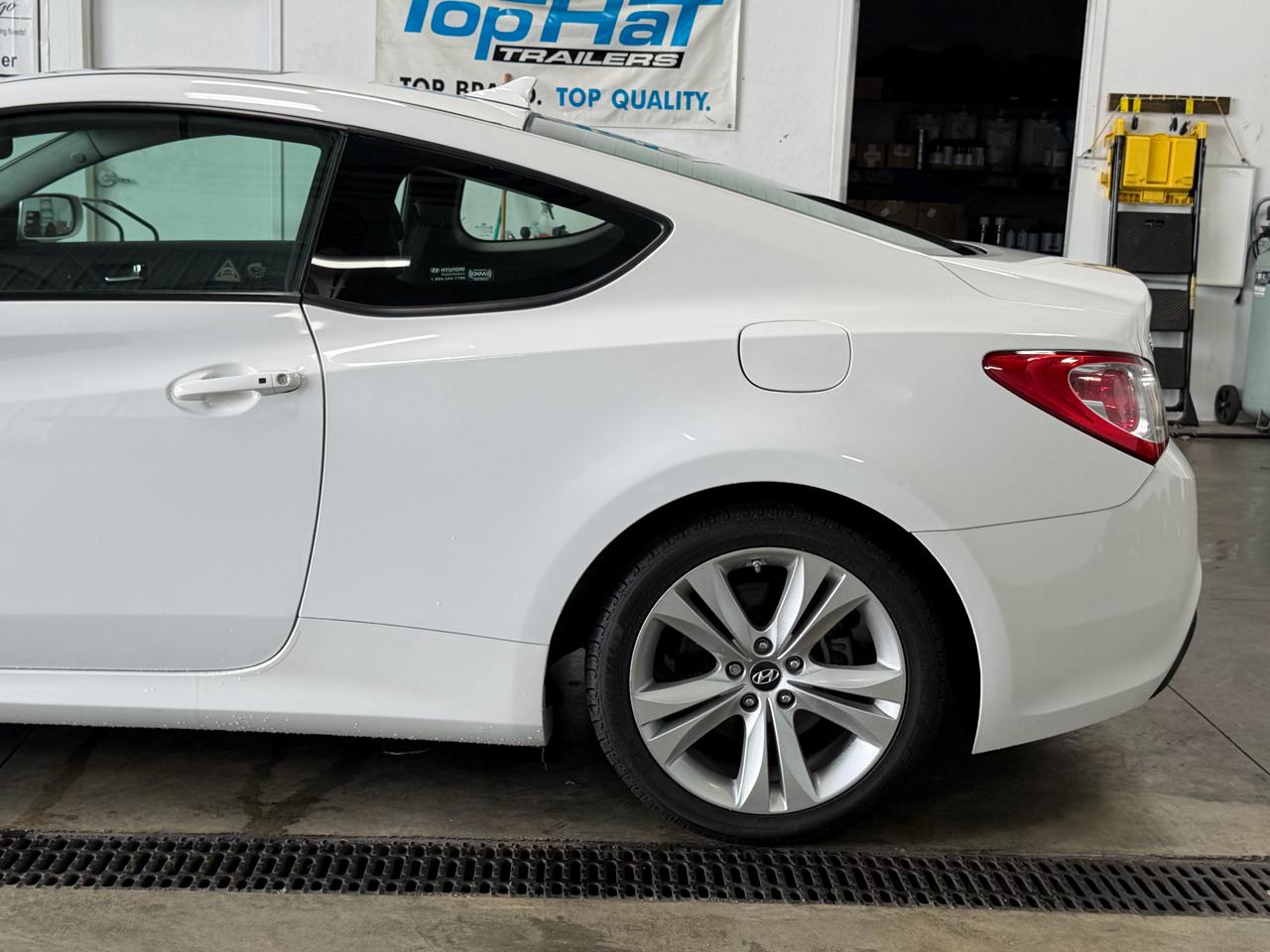 Hyundai Genesis Coupe 2dr I4 2.0T Auto Premium 2012