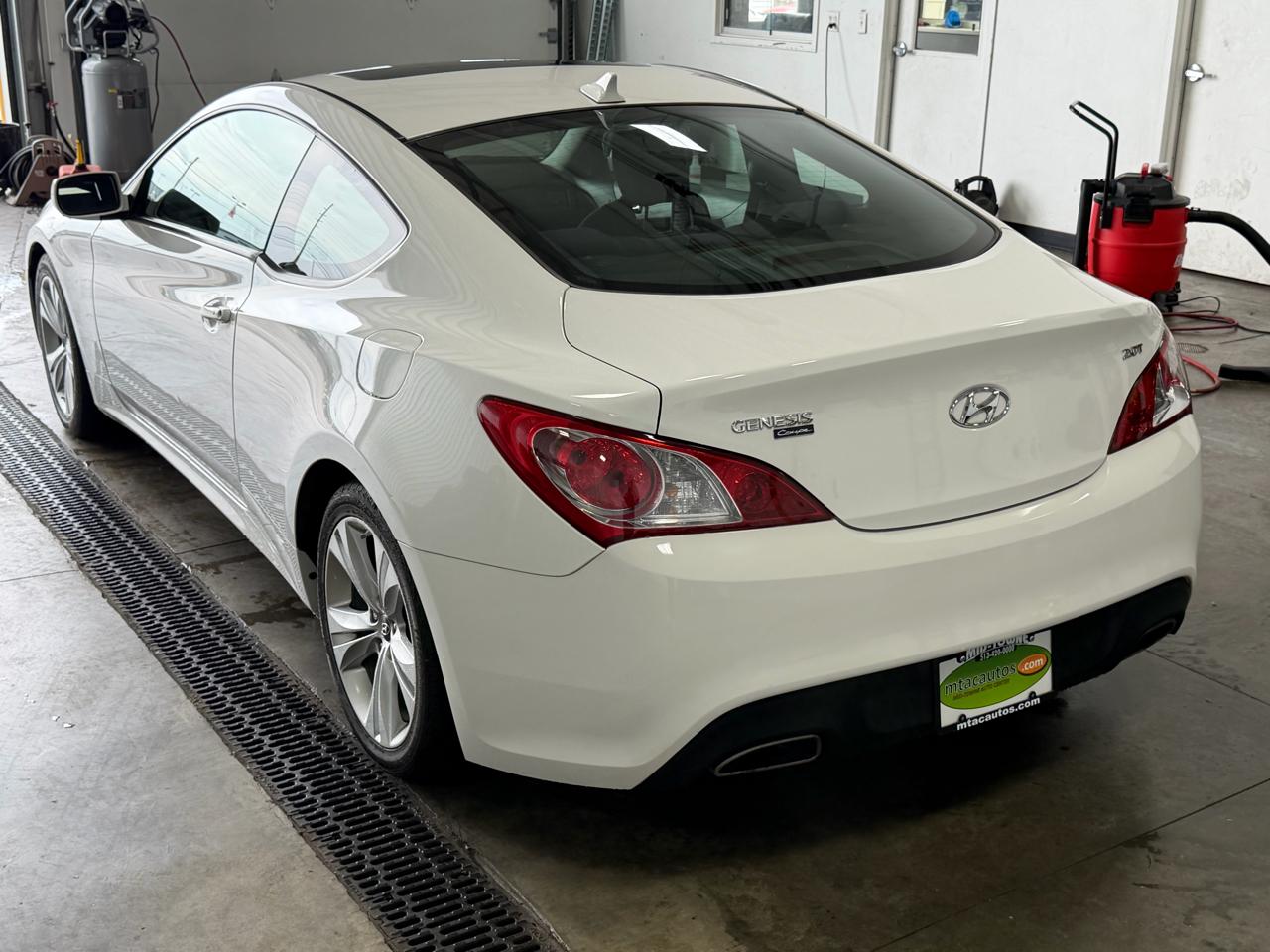 Hyundai Genesis Coupe 2dr I4 2.0T Auto Premium 2012