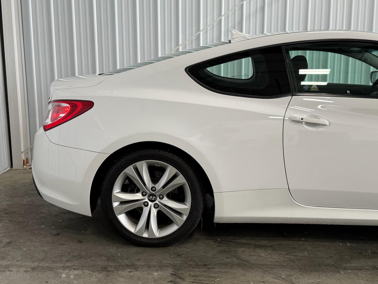 Hyundai Genesis Coupe 2dr I4 2.0T Auto Premium 2012