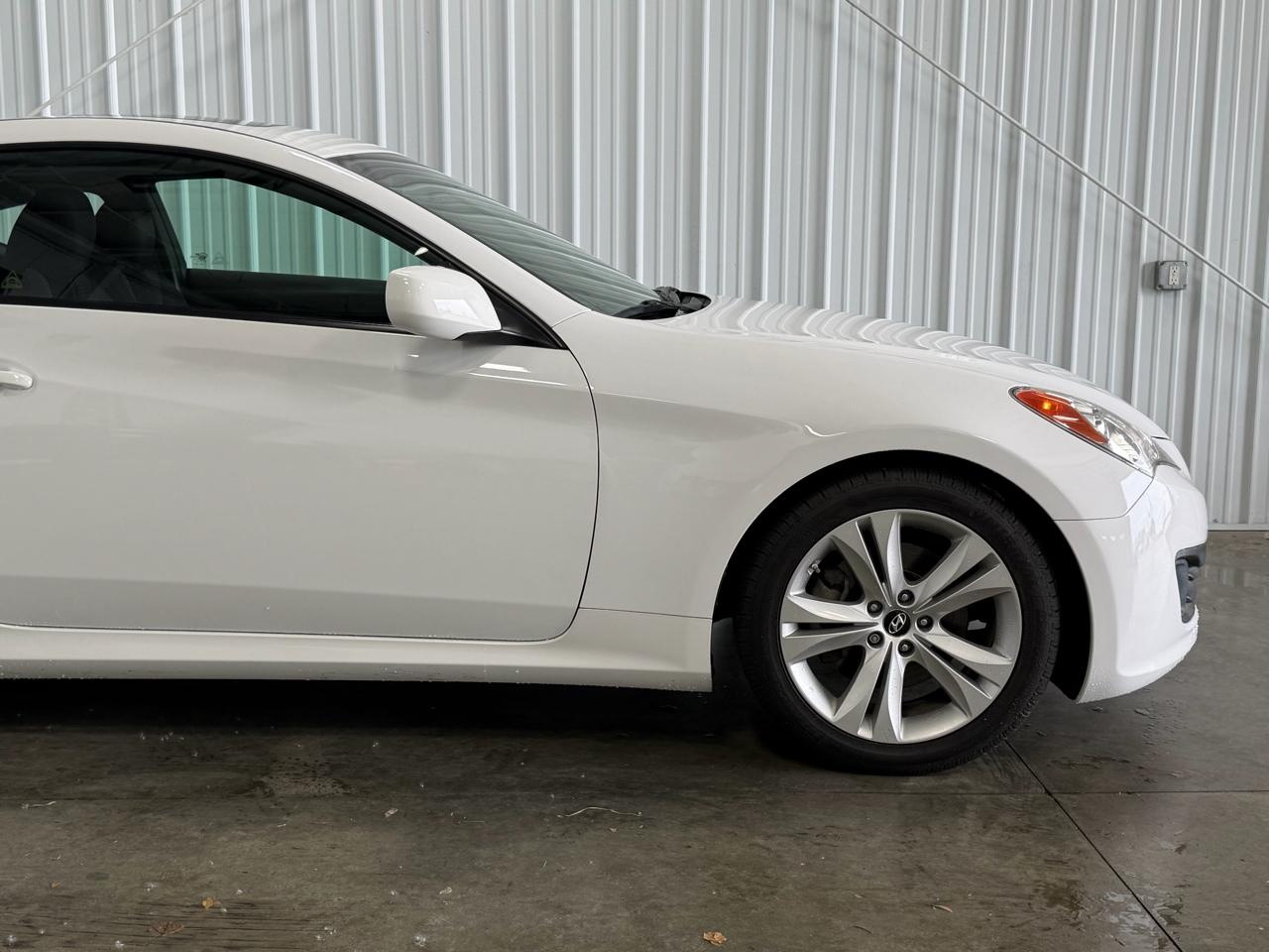 Hyundai Genesis Coupe 2dr I4 2.0T Auto Premium 2012
