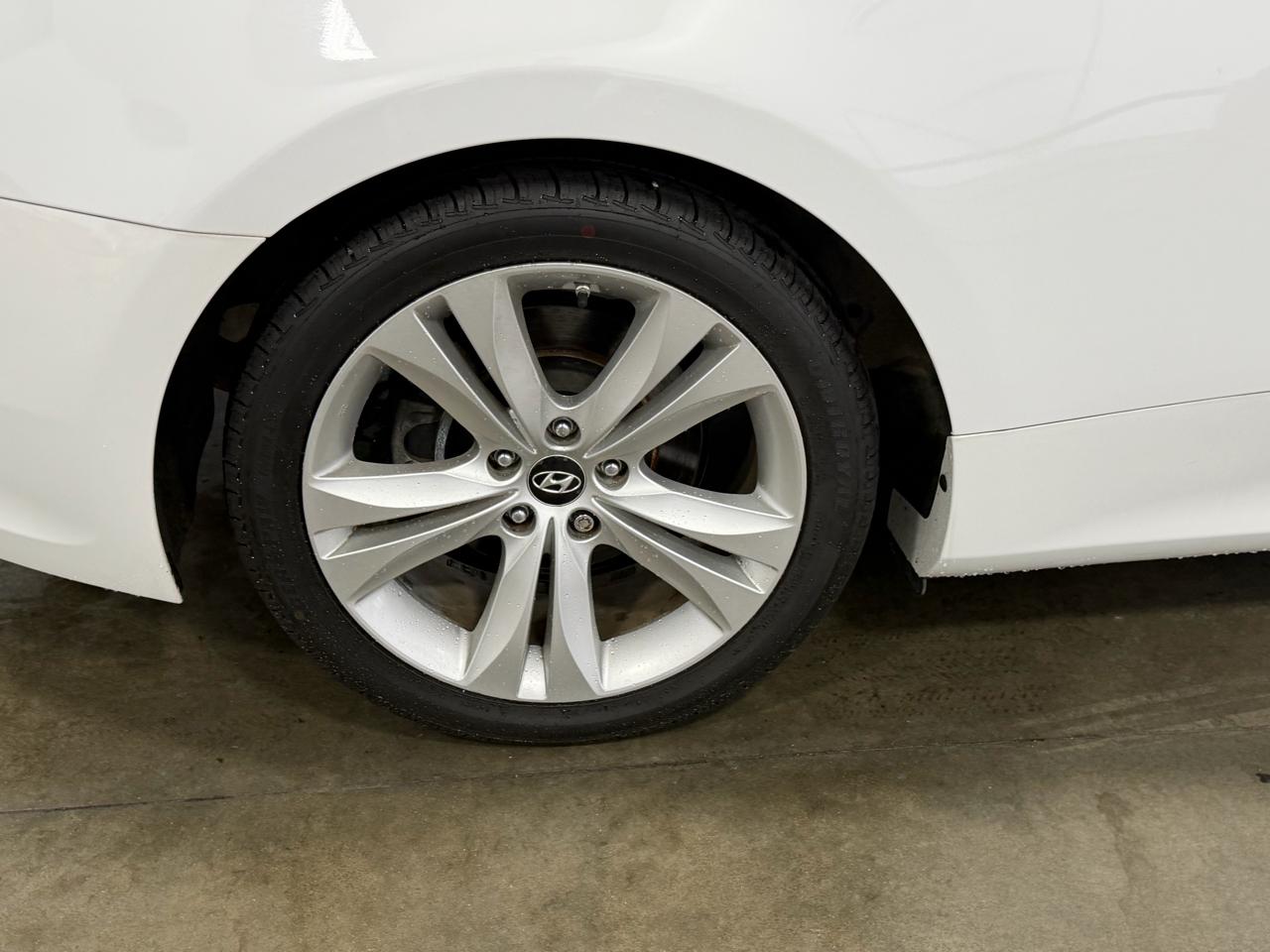 Hyundai Genesis Coupe 2dr I4 2.0T Auto Premium 2012