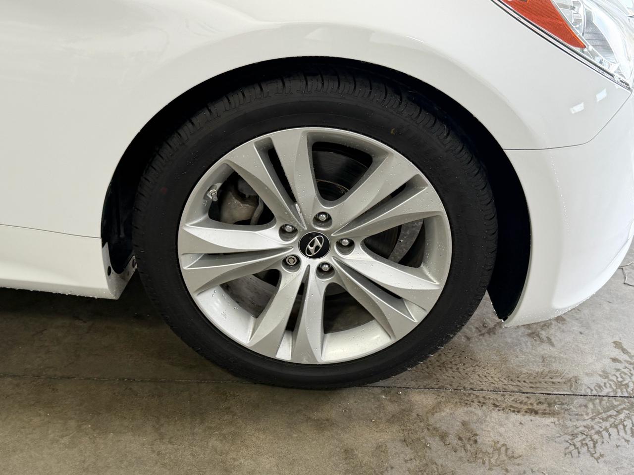 Hyundai Genesis Coupe 2dr I4 2.0T Auto Premium 2012
