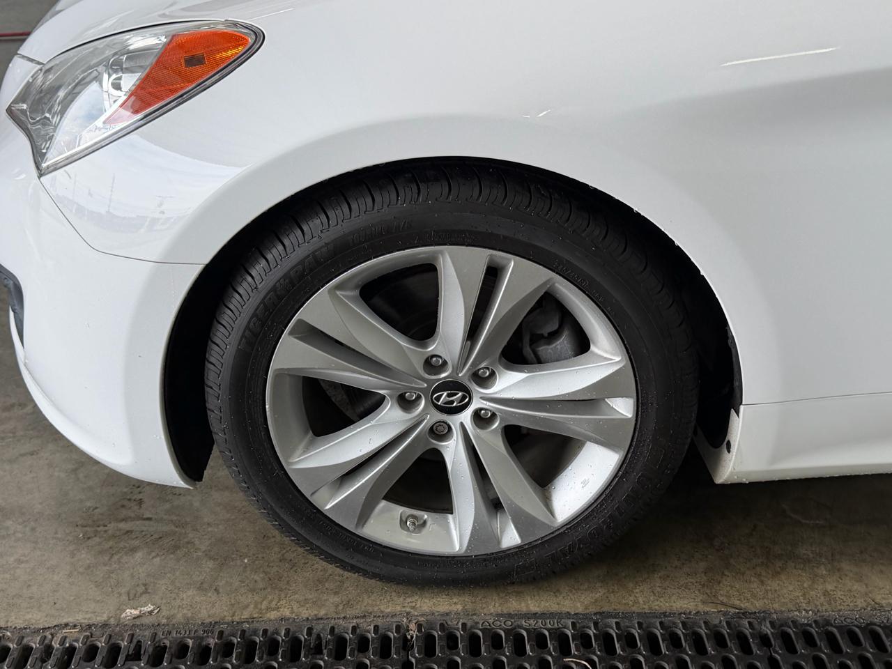 Hyundai Genesis Coupe 2dr I4 2.0T Auto Premium 2012